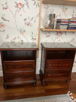 Pareja de mesitas de noche de madera