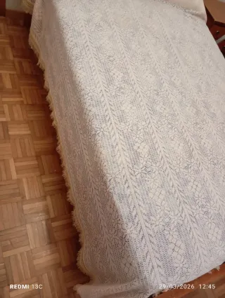 Cortina y colcha beige y blanca