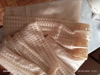 Cortina y colcha beige y blanca