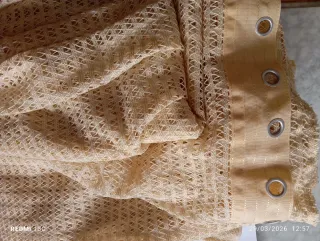 Cortina y colcha beige y blanca