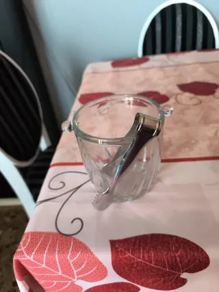 Cubeta de hielo de cristal con pinzas