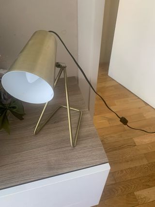 Lámpara de mesa dorada de metal