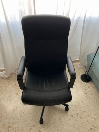 Silla de oficina negra con ruedas