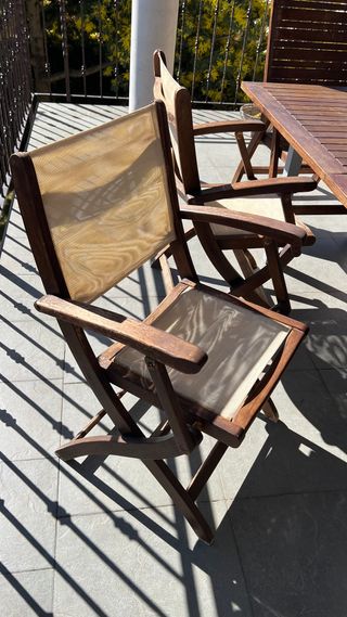 Mesa extensible y 8 sillas de madera y metal