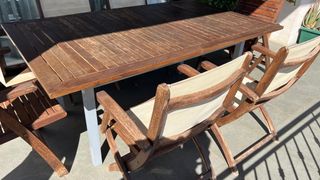 Mesa extensible y 8 sillas de madera y metal