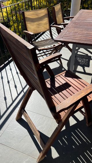 Mesa extensible y 8 sillas de madera y metal