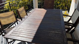 Mesa extensible y 8 sillas de madera y metal