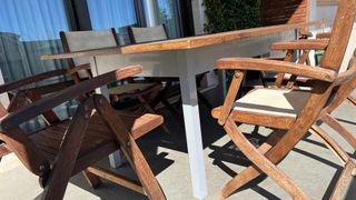 Mesa extensible y 8 sillas de madera y metal