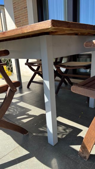 Mesa extensible y 8 sillas de madera y metal