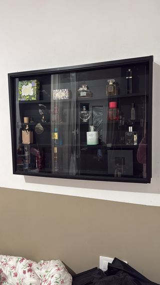 Vitrina expositora negra y transparente