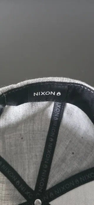 Gorra Nixon Gris y Negra