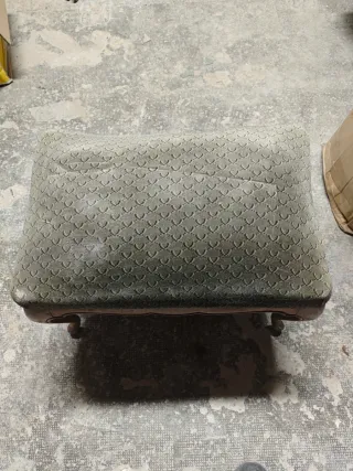 Antiguo taburete isabelino madera y tela