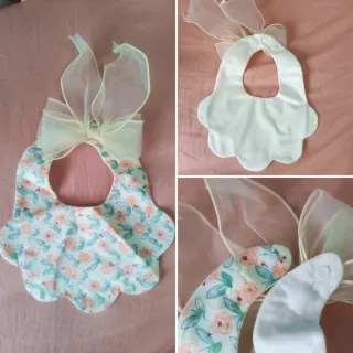 Babero floral con lazo de organza