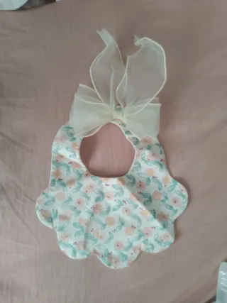 Babero floral con lazo de organza