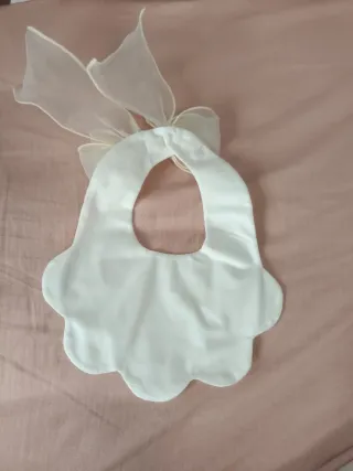 Babero floral con lazo de organza