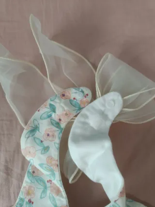 Babero floral con lazo de organza