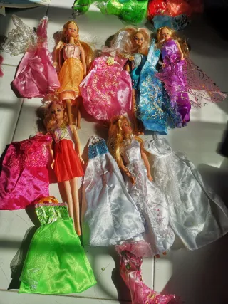 Muñecas y vestidos de juguete