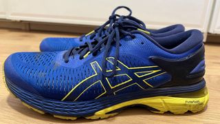 Zapatillas Asics running azul y amarillo