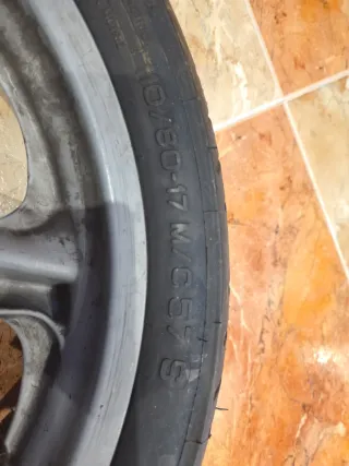 Llantas Rieju RS2 con neumáticos