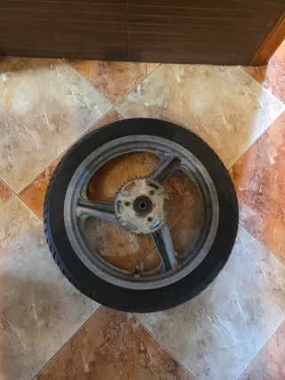 Llantas Rieju RS2 con neumáticos