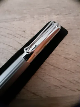Bolígrafo plateado con clip con logo UGT