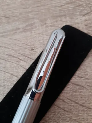 Bolígrafo plateado con clip con logo UGT