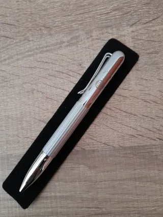 Bolígrafo plateado con clip con logo UGT