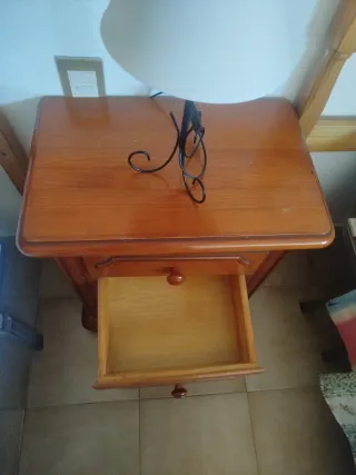 Mesilla de noche de madera maciza