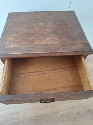 Mesita de noche de madera