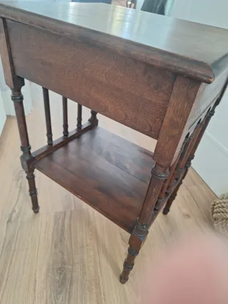 Mesita de noche de madera