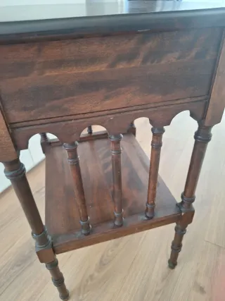 Mesita de noche de madera