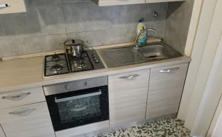 Cucina componibile beige e grigio