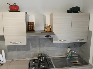 Cucina componibile beige e grigio