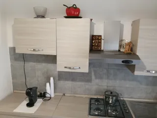 Cucina componibile beige e grigio