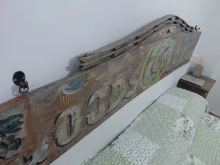 Cartel antiguo de madera adaptado a cabecero cama