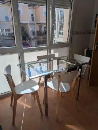 Mesa extensible cristal Ikea con sillas