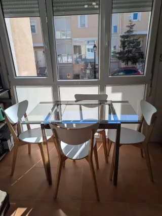 Mesa extensible cristal Ikea con sillas