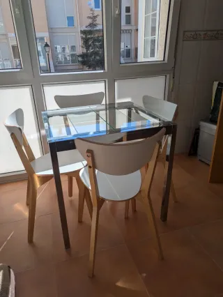 Mesa extensible cristal Ikea con sillas