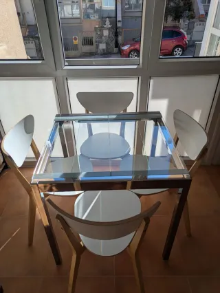 Mesa extensible cristal Ikea con sillas