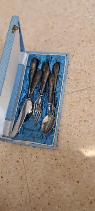 Set de cubiertos de metal plateado