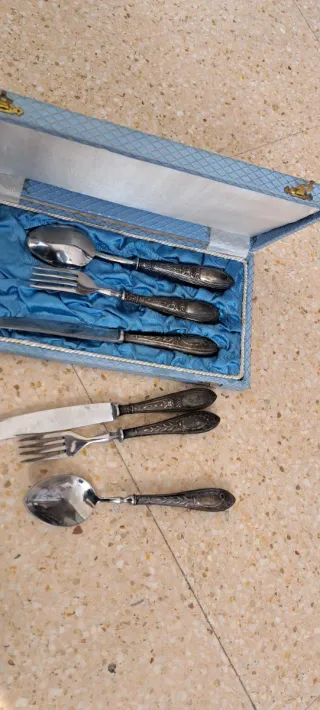 Set de cubiertos de metal plateado