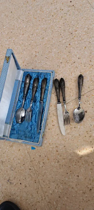 Set de cubiertos de metal plateado