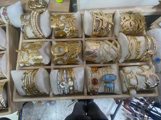 Lote bisutería variada oro y multicolor