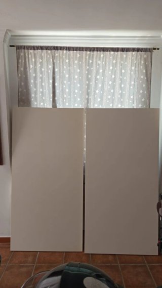Mesa de salón blanca de madera