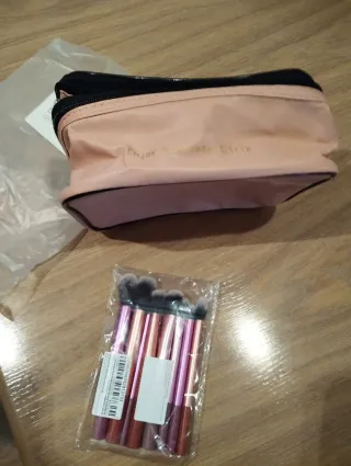 Neceser rosa y set de brochas moradas