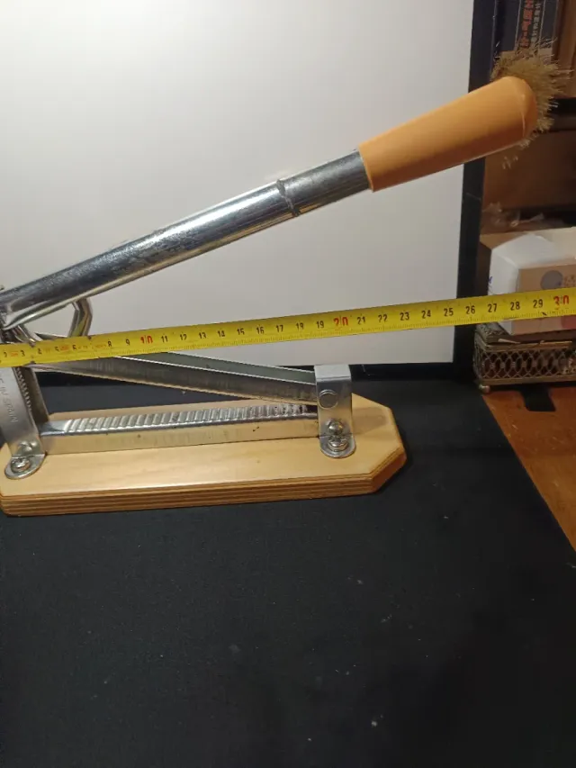 Cascador frutos secos cocodrilo