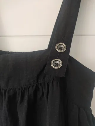 Vestido negro con tirantes y bolsillos