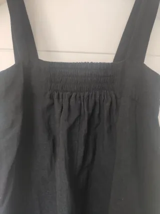 Vestido negro con tirantes y bolsillos