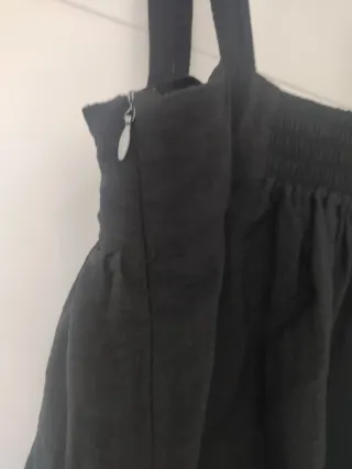 Vestido negro con tirantes y bolsillos