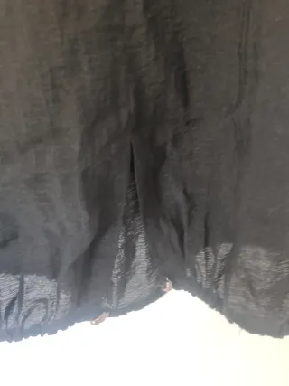 Vestido negro con tirantes y bolsillos